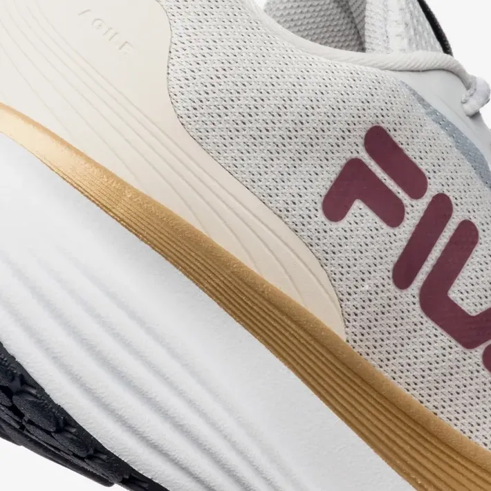 Tênis Fila Agile feminino bege mostrando detalhes de conforto e design